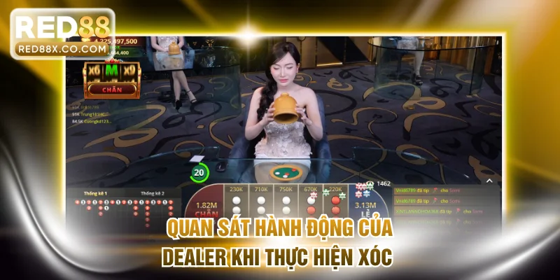 Quan sát hành động của dealer khi thực hiện xóc 